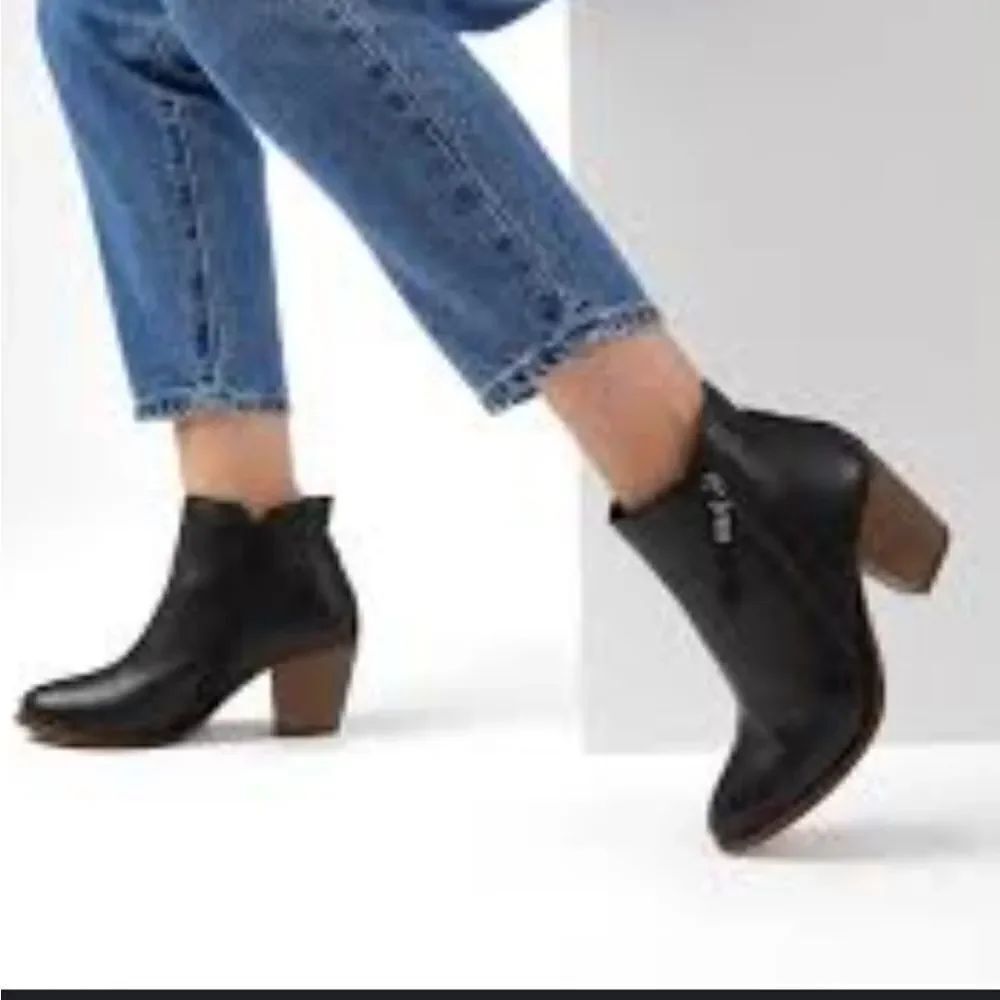 DR SCHOLLS ZIPPER CLOSURE WOMEN'S BLOCK HEEL BOOTIES